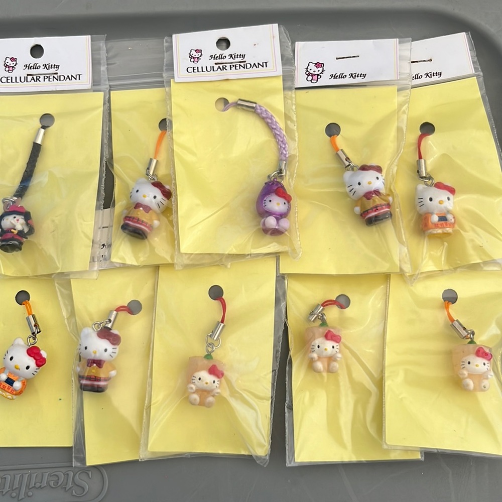 10 Hello Kitty Pendant wallet !!!